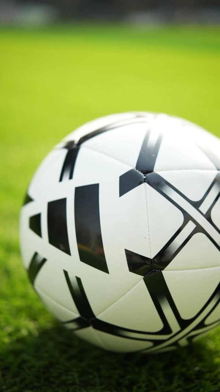 资深球迷关注足球即时比分